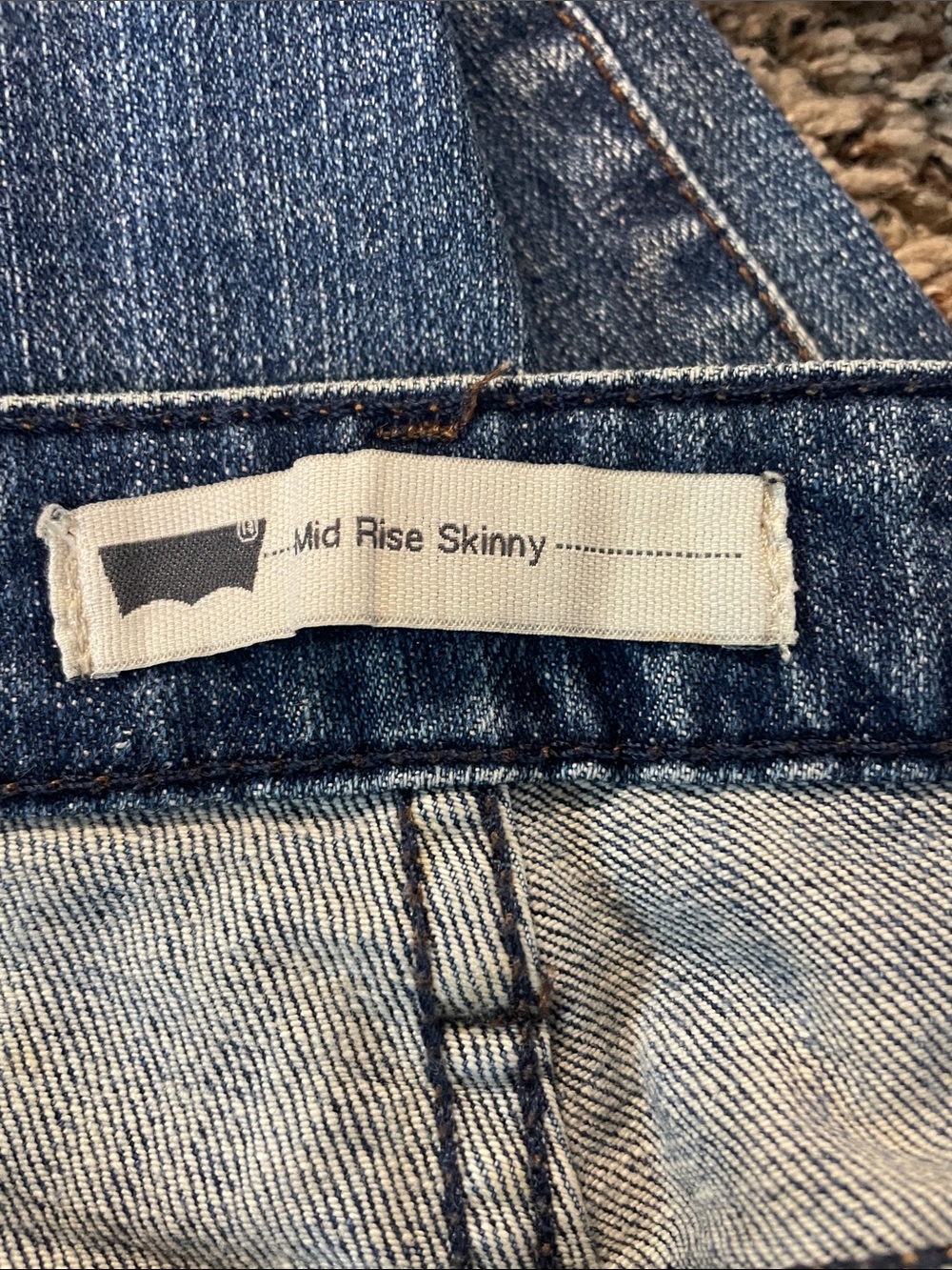Levi's Women's Mid Rise Skinny Medium Wash Blue Denim Jeans Size 6 | Like New - Picture 6 of 8